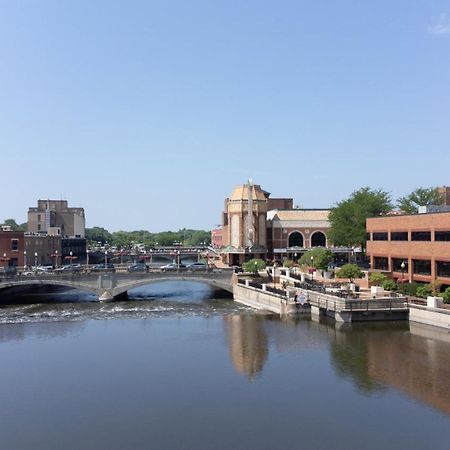 Hometowne Studios By Red Roof And Conference Center Chicago - N Aurora Naperville North Aurora Εξωτερικό φωτογραφία