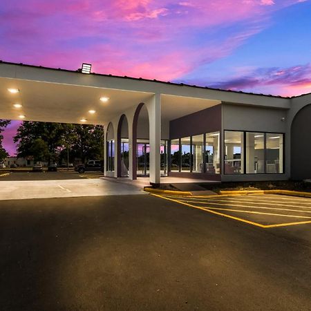 Hometowne Studios By Red Roof And Conference Center Chicago - N Aurora Naperville North Aurora Εξωτερικό φωτογραφία