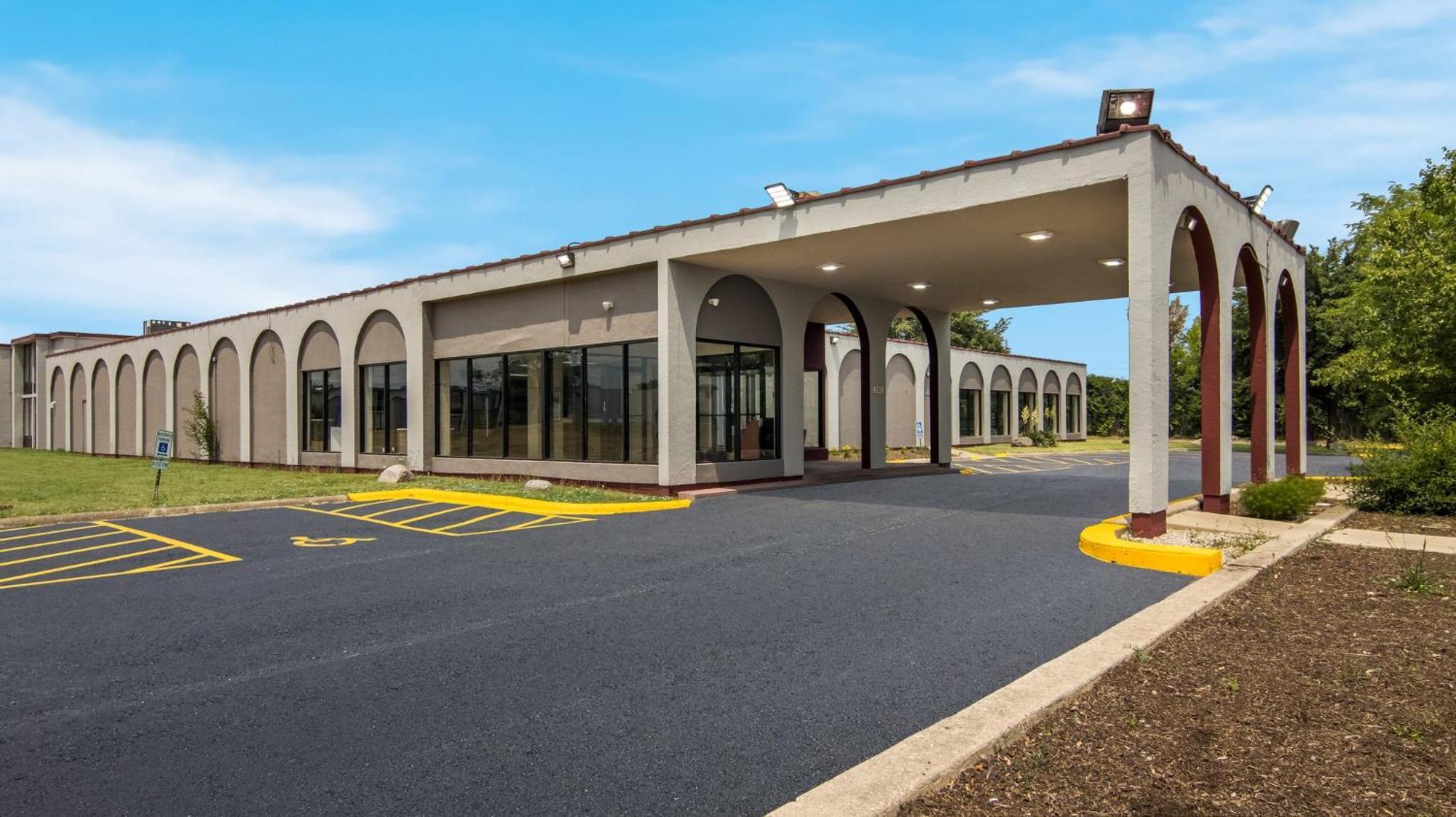 Hometowne Studios By Red Roof And Conference Center Chicago - N Aurora Naperville North Aurora Εξωτερικό φωτογραφία